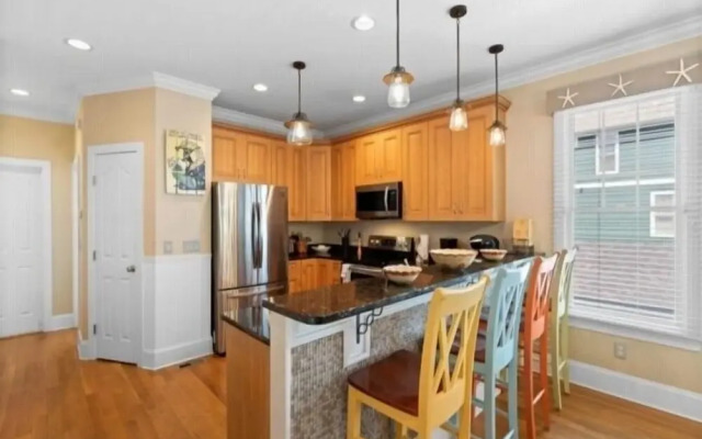 After Dune Delight - Relax And Unwind In This Fun And Spacious 3 Story Home. Light, Bright, And Close To Everything! 4 Bedroom Townhouse by RedAwning