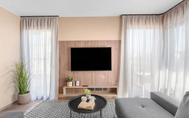Apartment Near Beach With Pool