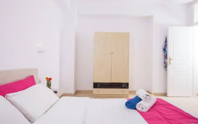 1- bed apt Near Black Beach-sleeps 4-parking