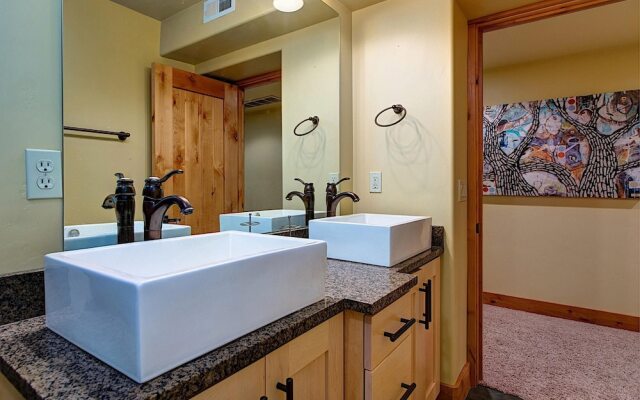 Walk to Main Street by Casago