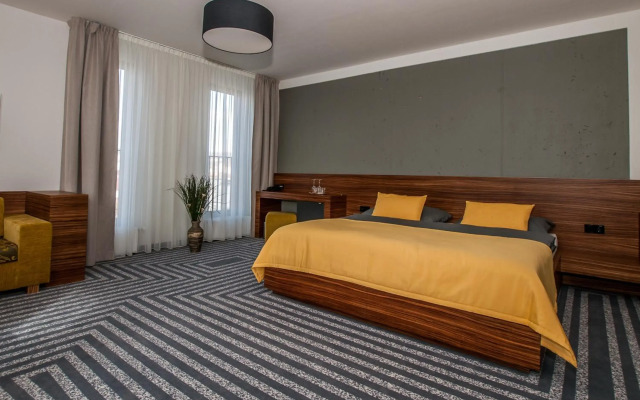 Hotel 99