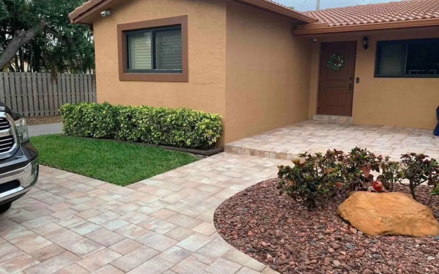 Stunning 3-bed House in Hollywood With hot tub