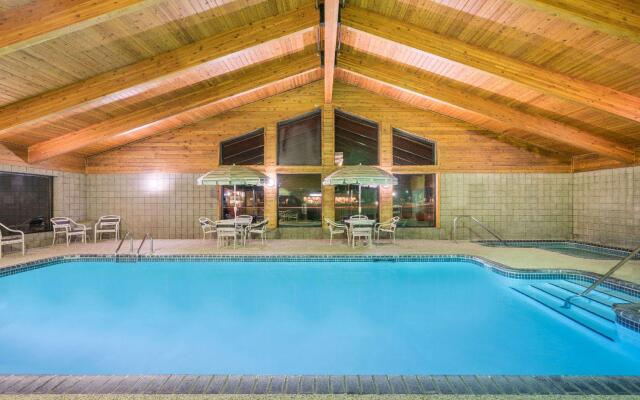 Days Inn & Suites by Wyndham Baxter Brainerd Area