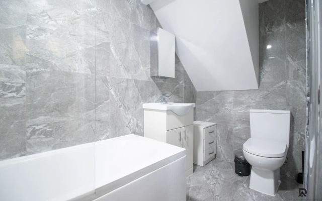 London Apt - Sleeps 4 - Parking - Wifi