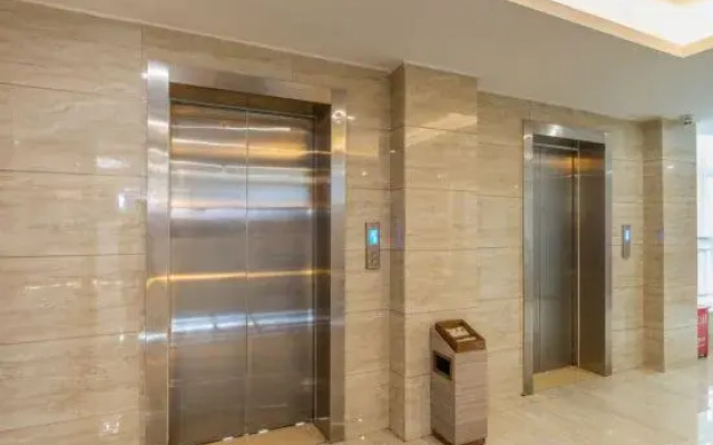 Holiday Huadu Hotel (Zhumadian Railway Station)
