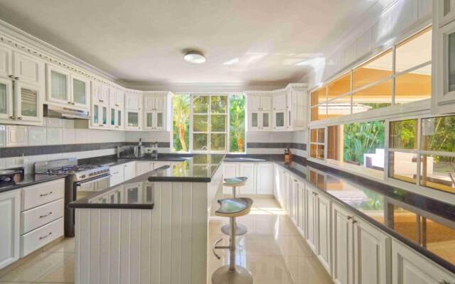 Large Golf View Villa With Pool Jacuzzi and Staff