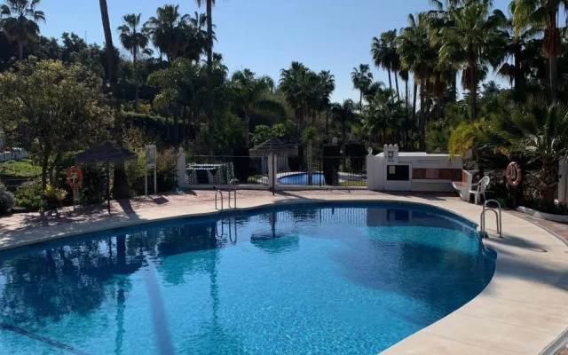 Casa con terraza y hermoso jardín comunal