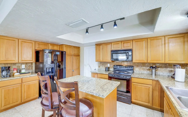 Outdoor Oasis: Family-Friendly Home In Scottsdale!