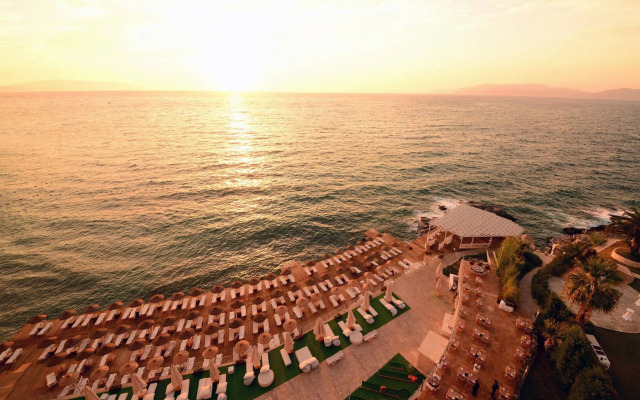 Charisma De Luxe Hotel