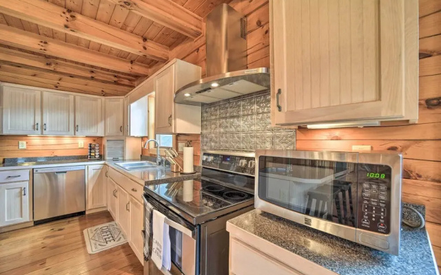 Decks & Mountain Views: Waynesville Getaway!
