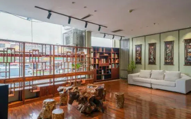 Jinjiang Business Hotel (Longshan Road Bus Station, Weinan)