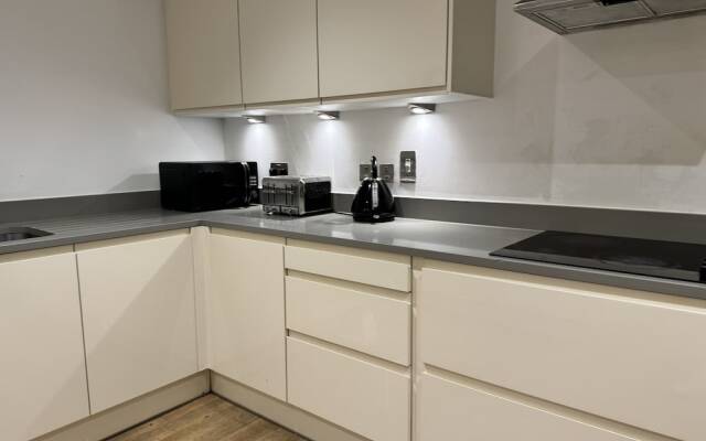 Stunning 2 Bed Apartment With Parking