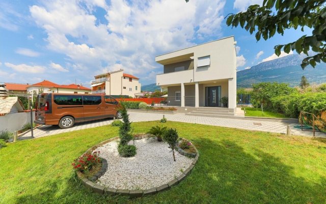 Stunning Home in Kastel Kambelovac With 4 Bedrooms, Wifi and Outdoor Swimming Pool