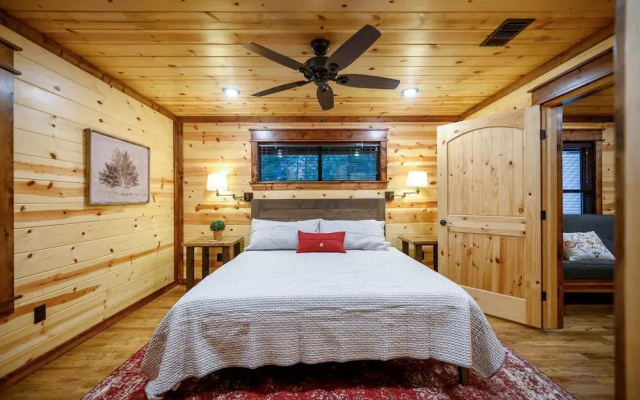 Sugar Daddy Cabin for 13!