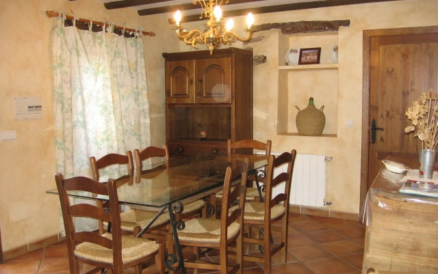 Rustic Mountain Stay, Laroya