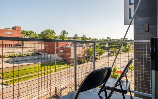 Sculpture Park Apts by Frondesk