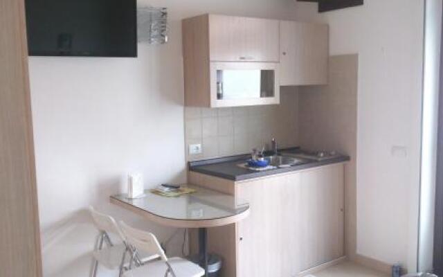 Sylvia Home Apt and Rooms with Kitchenette