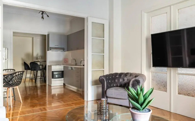 New Huge 5bdr/2bath Apt(+Netflix)/1min Toacropolis