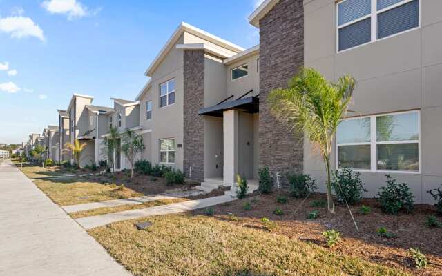 Modern townhome with private pool near Disney