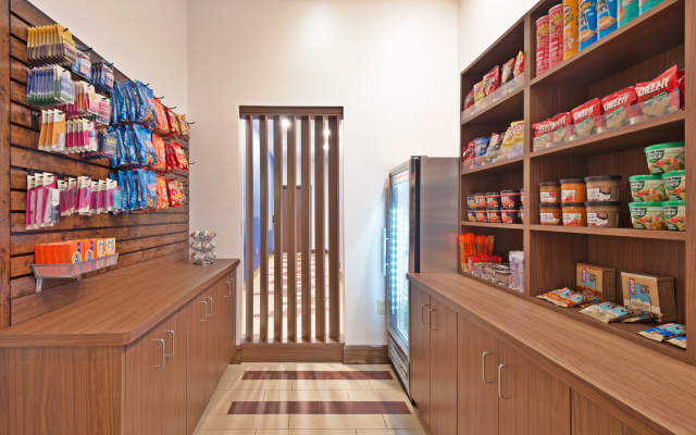 Holiday Inn Express & Suites Uniontown by IHG