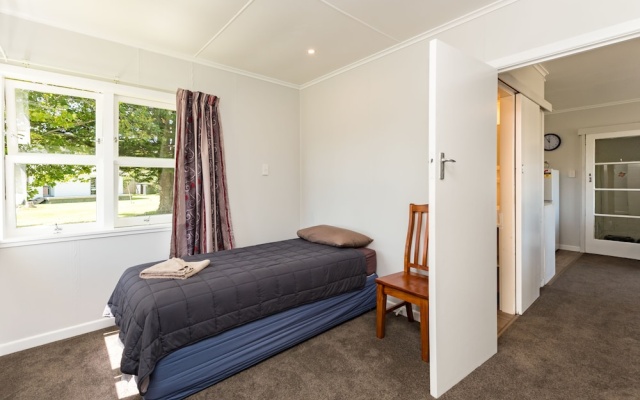 Waitangi Beach Bach 30B – Guest Rooms – Paihia