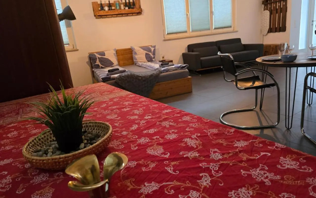 Luftiges Upcycling Studio im EG - Zentral