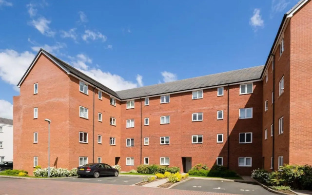 Stylish 2 Bed Flat Near Station, Parking, Sleeps 6