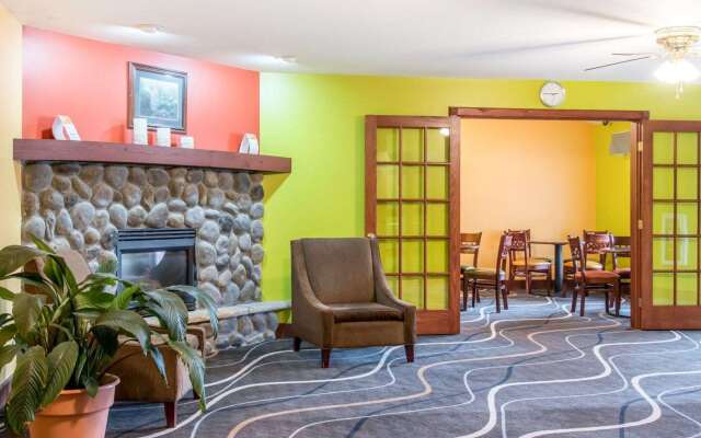 Econo Lodge Inn & Suites