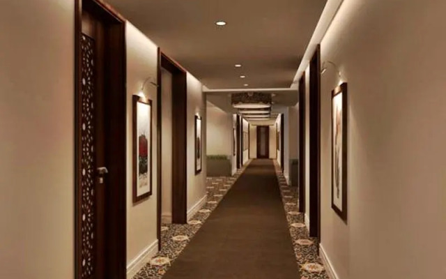 Royal Hotel And Suites