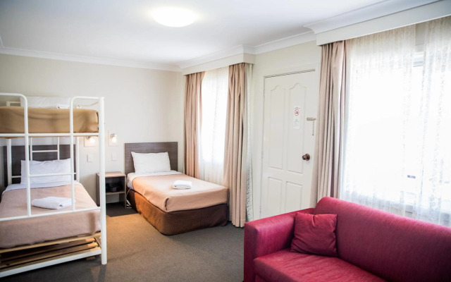 Lilac City Motor Inn & Steakhouse