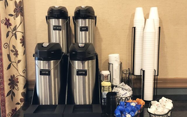 Red Roof Inn & Suites DeKalb