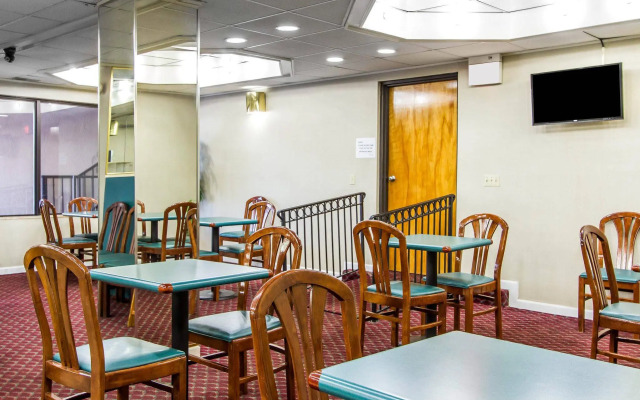 Econo Lodge Inn & Suites