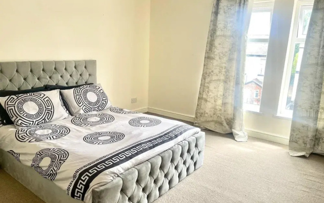 2-bed Apartment - Sleeps 4 - Street Parking - Wifi