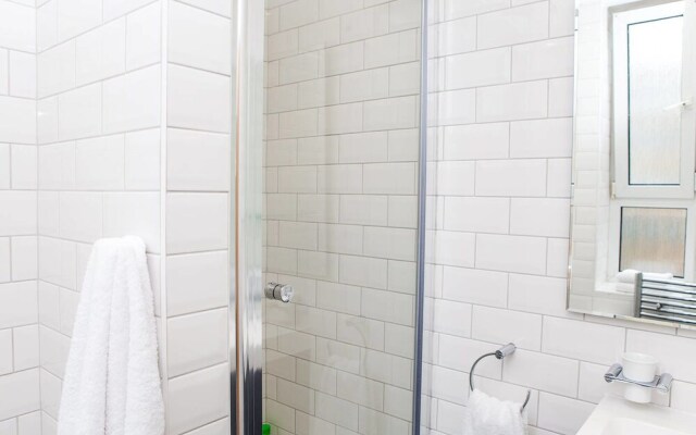 Quintessential 2 BR London Bridge Apartment