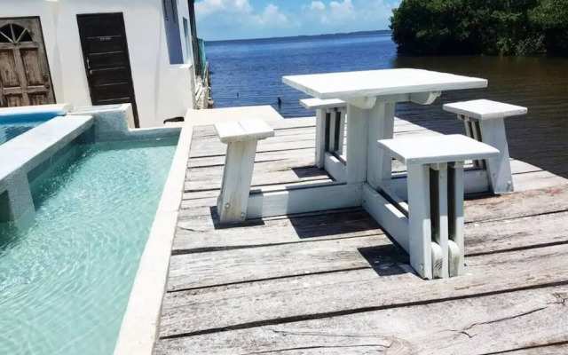 Poolside Seaview Studio With Infinity Pool & Overwater Deck Near Airport, 1st FL