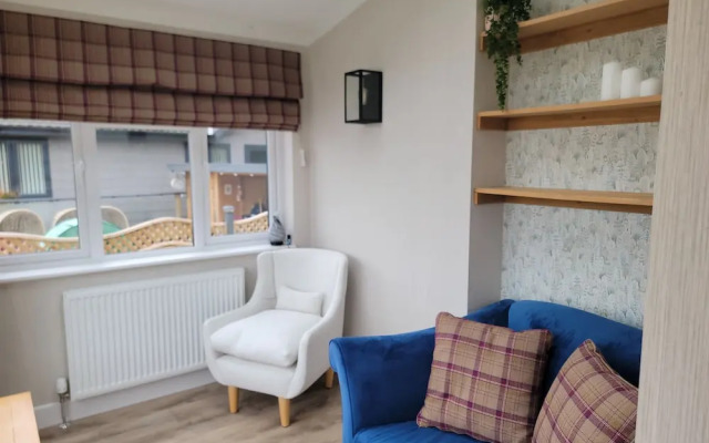 Luxury 2-bed Lodge in Routh, Sleeps 4 With Hot Tub