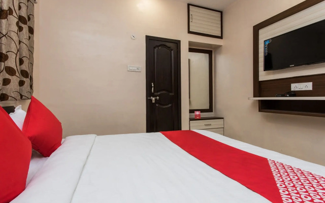 OYO 12161 Hotel Madhur Inn