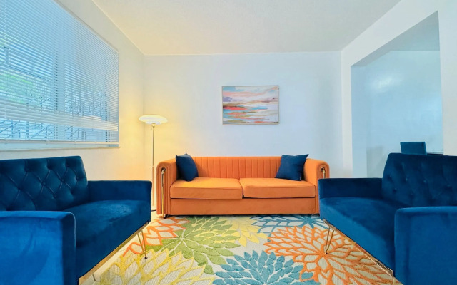 NEW Top Location King bed Free Parking