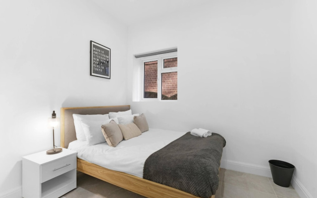 Modern 4 Bedroom Apartment in London with Parking + Garden