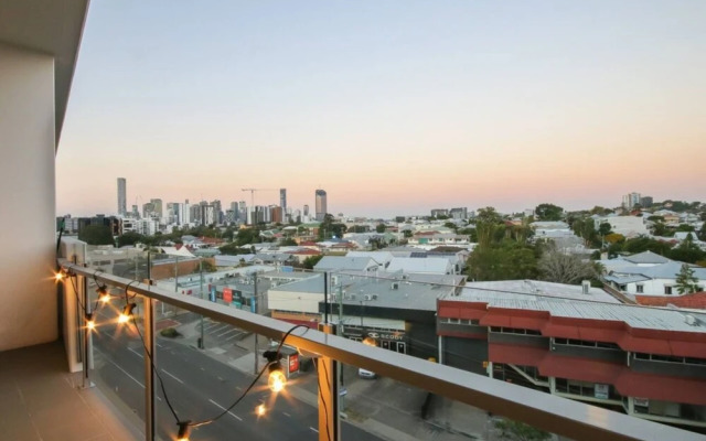 Luxury 1 Bedroom Top Floor Apartment With Balcony