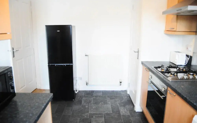 Dennistoun Apartment with Balcony