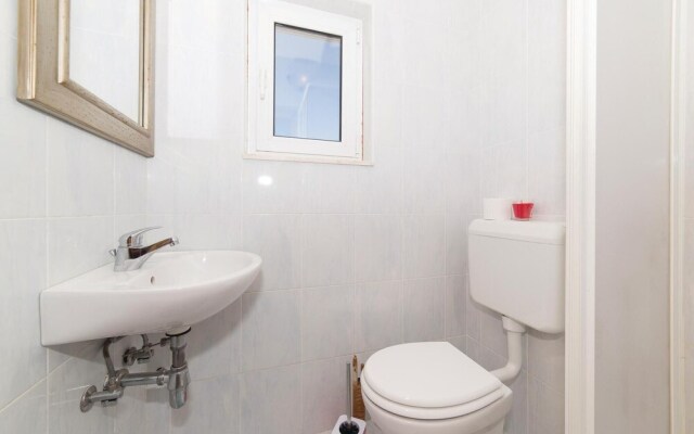 Nice Home in Kastel Luksic With Wifi and 3 Bedrooms