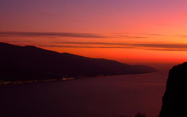 La Quiete 30 Lake view apartment by Gardadomusmea