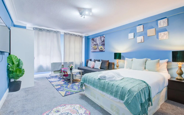 Family Studio for 4-3-2-1 Persons Central London