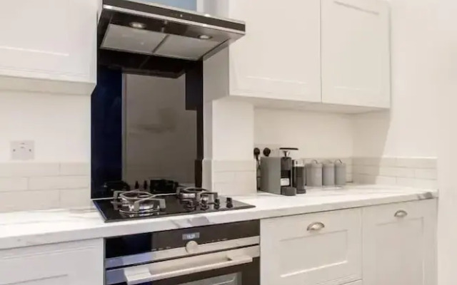 Luxury 4-bedroom Townhouse in Prestigious West End