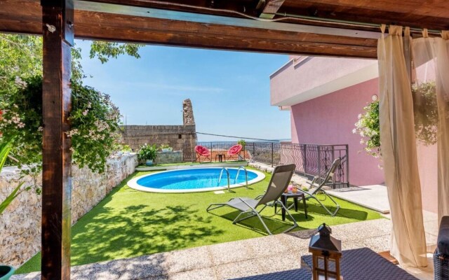 Enticing Villa in Ku?ine With Private Swimming Pool