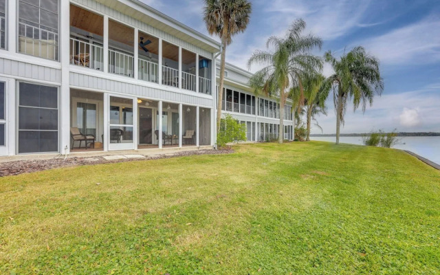 River-view Condo w/ Boat Slip in Welaka!