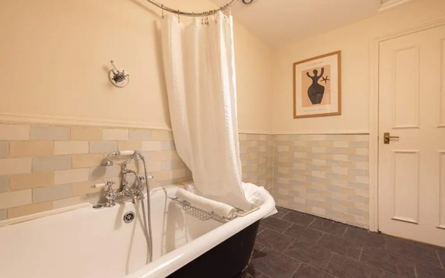 The Notting Hill Base - Charming 2bdr With Balcony
