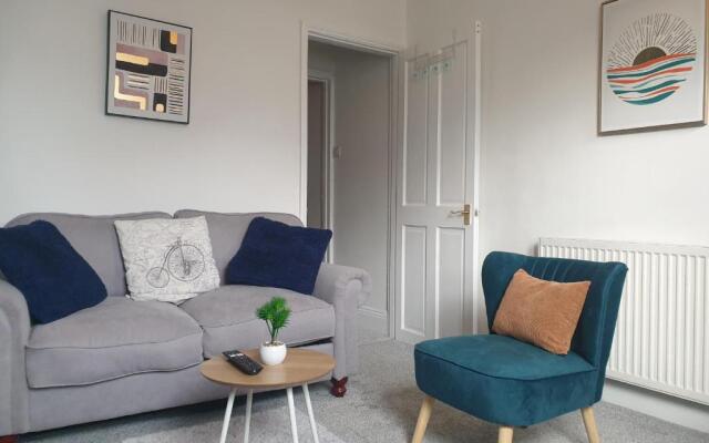 Cosy 2 Bedroom City House with 2 Bathrooms