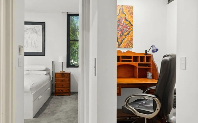 Spacious 2-bed Retreat With BBQ & Courtyard – Guest Rooms – Sydney